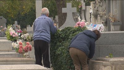Aumenta la afluencia a los cementerios en la víspera de Todos los Santos