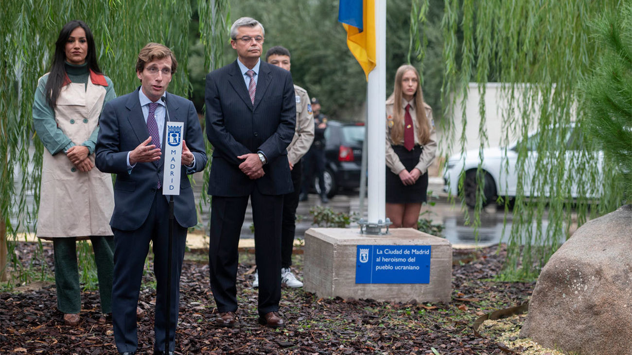 Madrid iza la bandera de Ucrania junto a su Embajada en apoyo frente a la "inhumana" invasión
