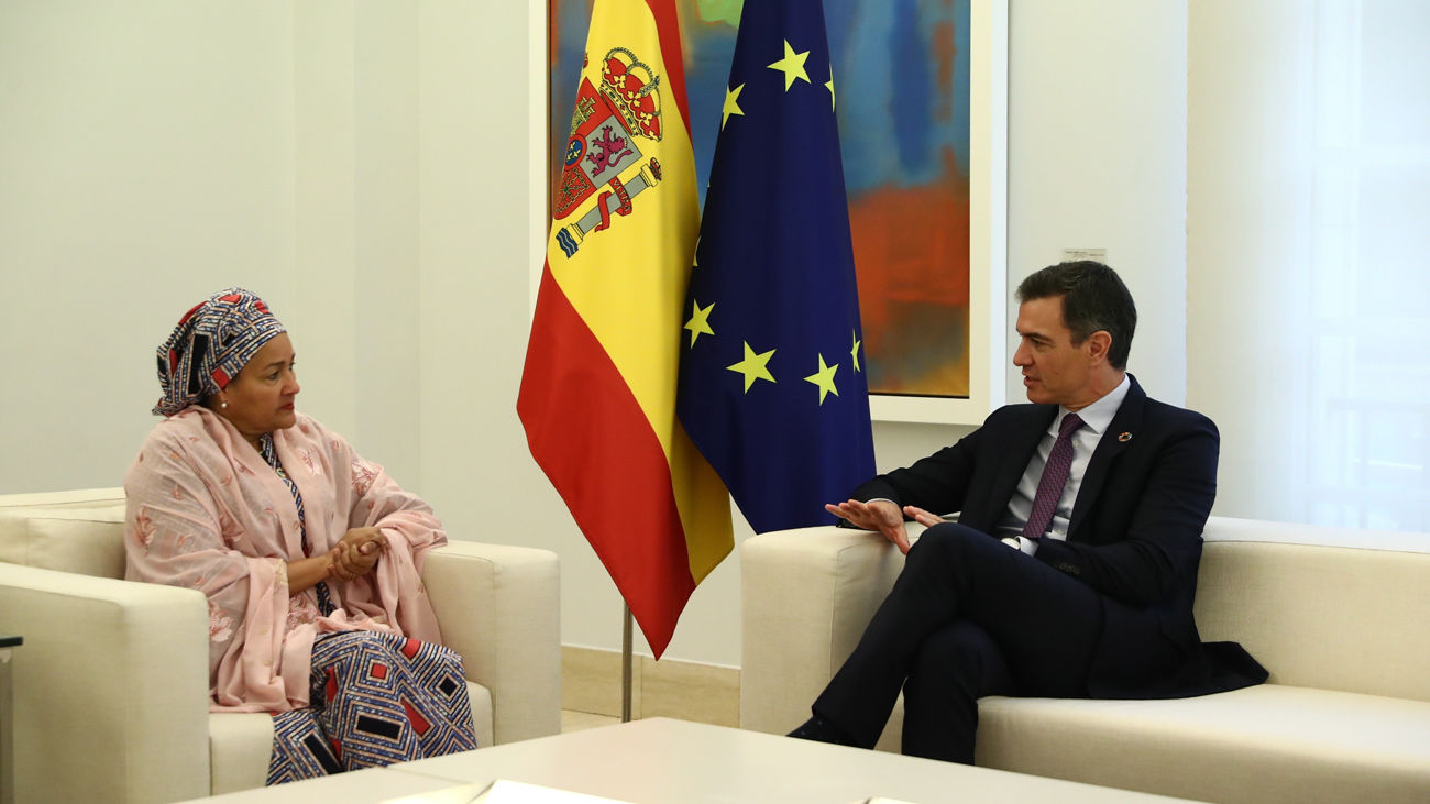 El presidente del Gobierno, Pedro Sánchez, con la vicesecretaria general de Naciones Unidas, Amina Mohamed en La Moncloa.