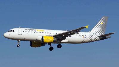 Vueling cancela 58 vuelos este lunes por la huelga de tripulantes de cabina