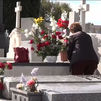 Miles de madrileños se acercan a los cementerios madrileños para honrar a sus muertos