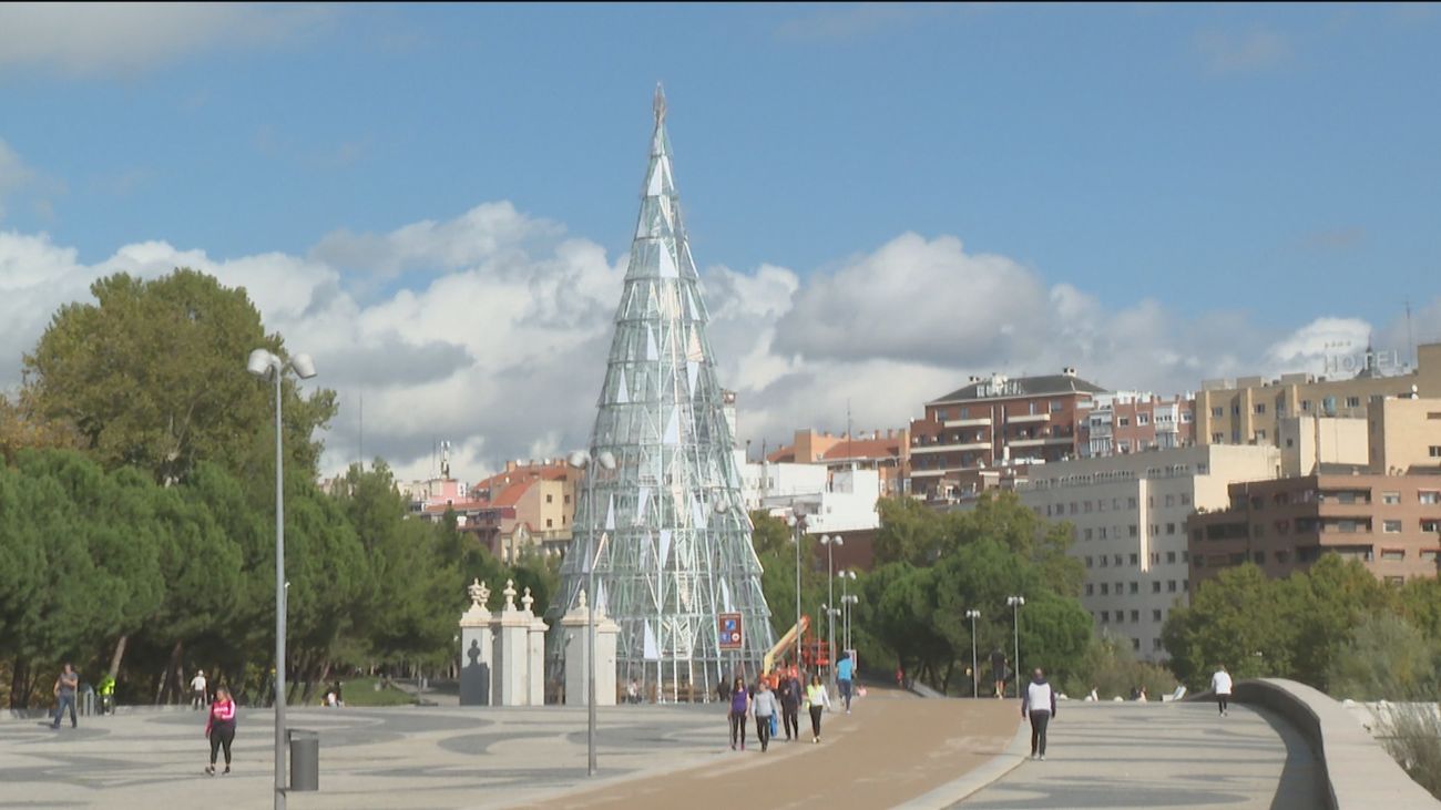 Un árbol de Navidad en Madrid Río a comienzos de noviembre