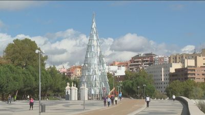 Un árbol de Navidad en Madrid Río a comienzos de noviembre