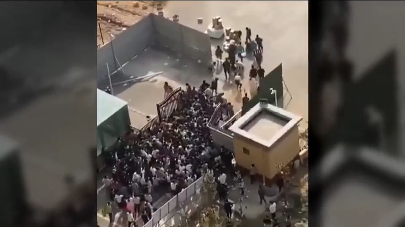 China: Los obreros se van de una fábrica de iPhone tras un brote de Covid para no ser confinados