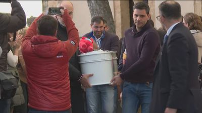 Dolor en Torrecaballeros (Segovia) en la despedida a la niña Olivia