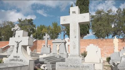 Proliferan los robos de crucifijos y adornos de las lápidas en los cementerios