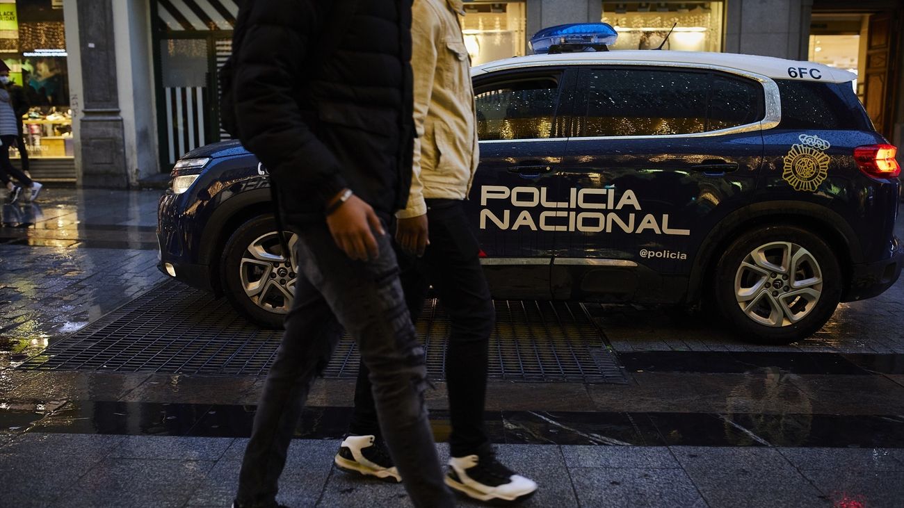 Dos personas pasean por el centro de Madrid