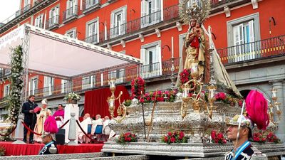 Roscón, flores y música para celebrar La Almudena en Madrid