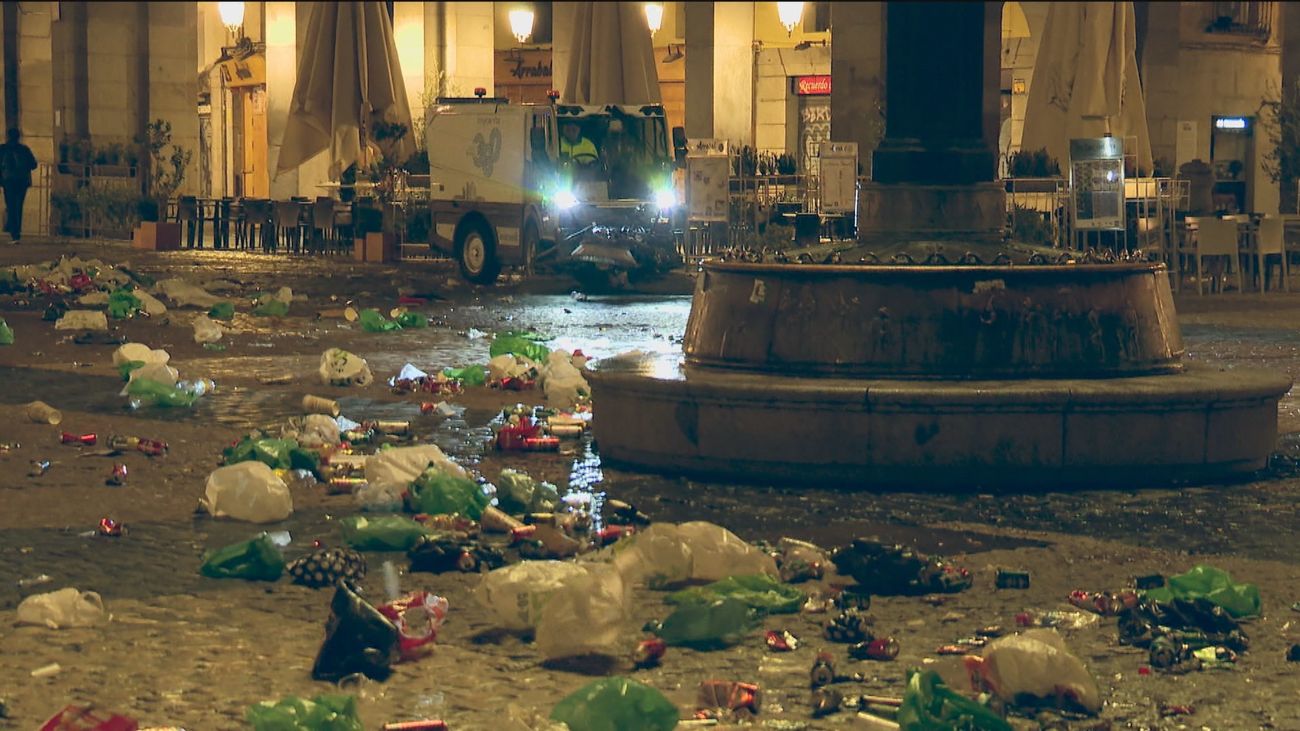 Los seguidores del Celtic 'siembran' un estercolero en la Plaza Mayor de Madrid