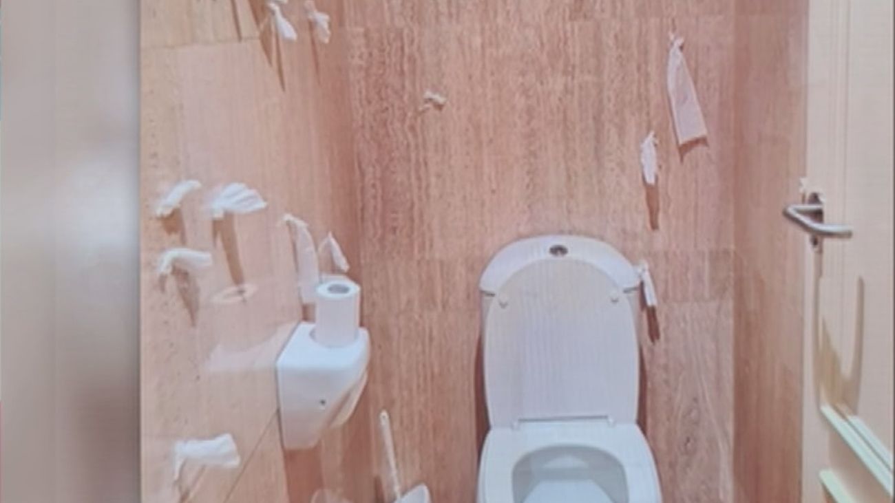 El misterio de los baños del Congreso: alguien está llenando las paredes de papel higiénico