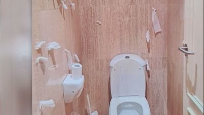 El misterio de los baños del Congreso: alguien está llenando las paredes de papel higiénico