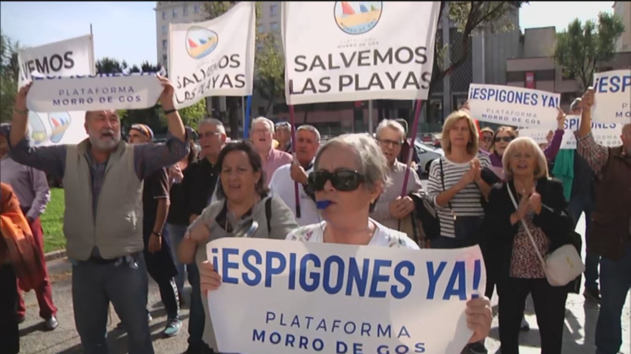 Protesta para denunciar el estado de las playas de Castellón frente al Ministerio de Transición Ecológica