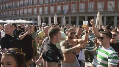 Los hinchas del Celtic invaden la Plaza Mayor y otros puntos del centro de Madrid