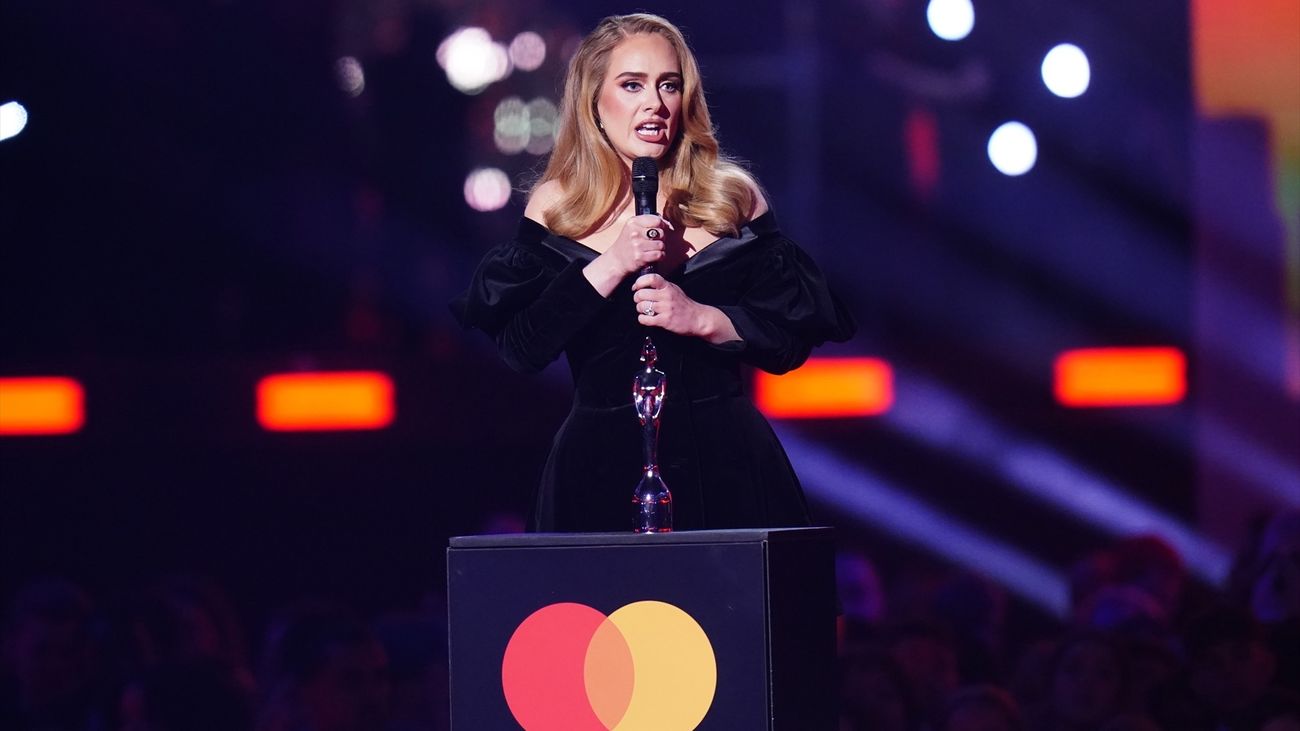 La cantante Adele, tras recibir un premio en Londres