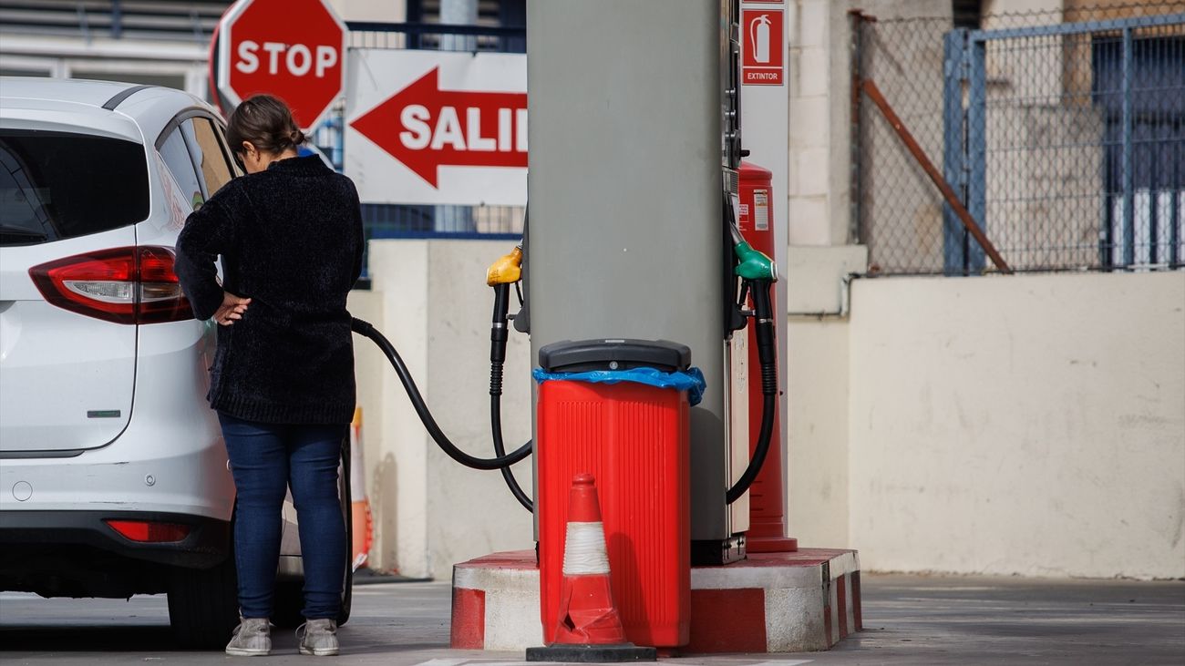 Las gasolinas, de nuevo cerca de los 2 euros por la escalada del petróleo