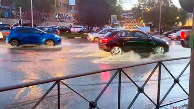 La Avenida de los Poblados, convertida en una auténtica catarata por la rotura de una tubería