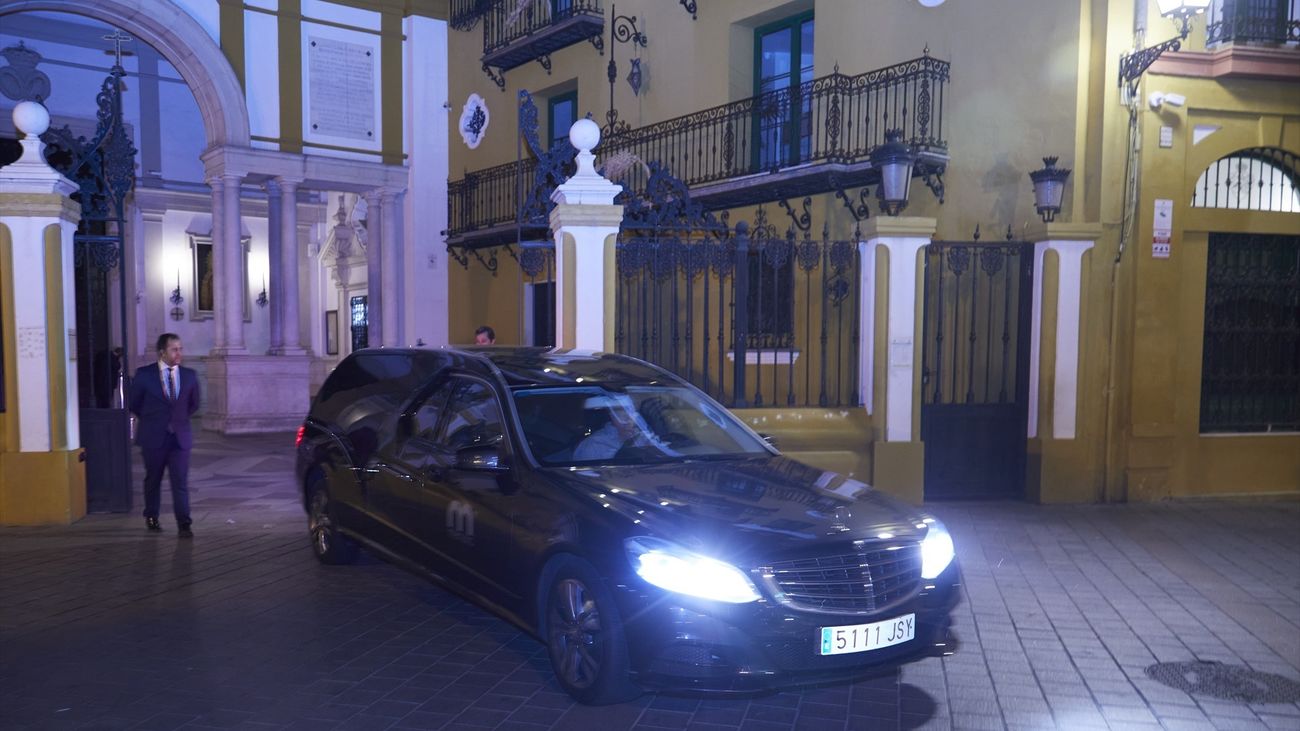 Los restos de Queipo de Llano salen de la Macarena y son incinerados