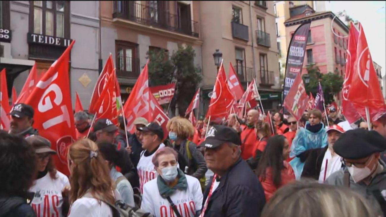 Miles de trabajadores convocados por CCOO y UGT recorren Madrid para exigir a los empresarios subidas de salarios