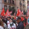 Miles de trabajadores convocados por CCOO y UGT recorren Madrid para exigir a los empresarios subidas de salarios