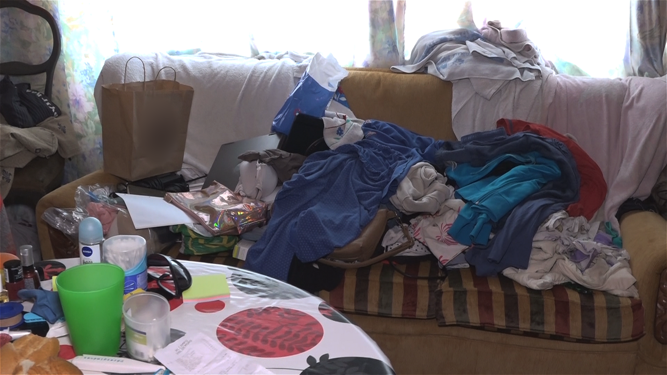 Desahucian a dos vecinos con síndrome de Diógenes y cierran la vivienda con toda la suciedad en su interior, en Valdemoro