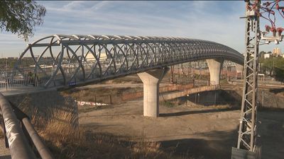 Almeida estrena la nueva pasarela peatonal que conecta Butarque y San Cristóbal de los Ángeles