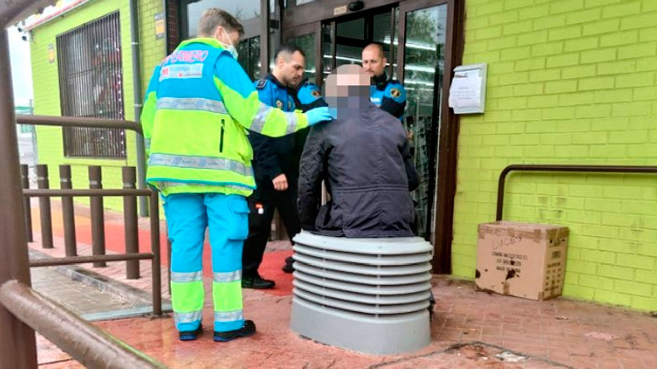 Un hombre de 69 años pasa la noche en un vierteaguas de una carretera de Alcorcón al que cayó por accidente