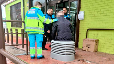Un hombre de 69 años pasa la noche en un vierteaguas de una carretera de Alcorcón al que cayó por accidente