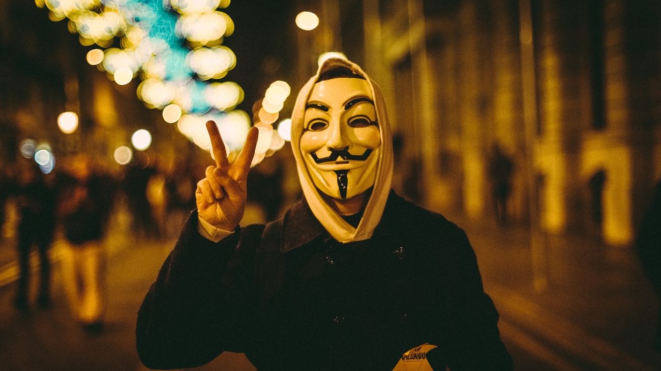 Un manifestante con una máscara de Guy Fawkes