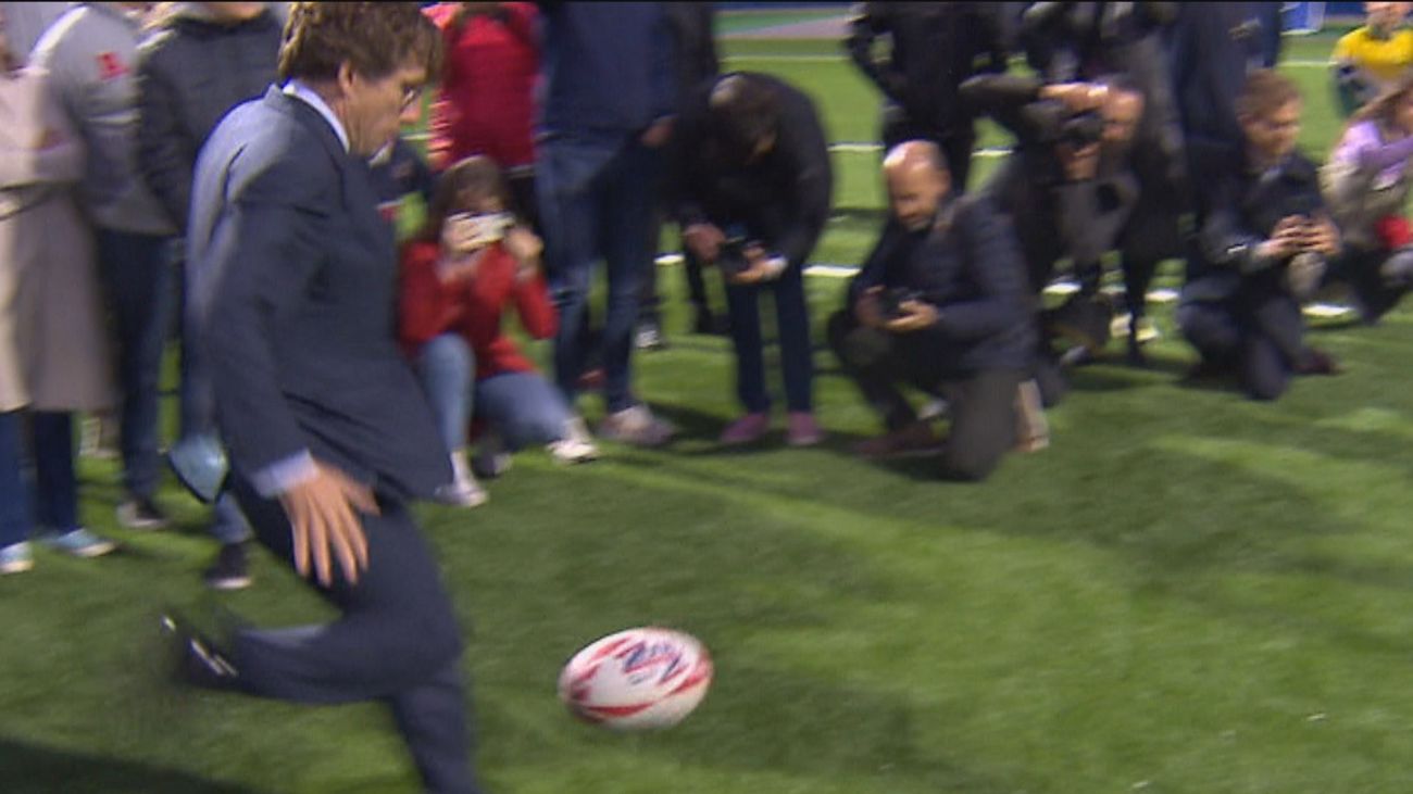 Almeida 'se retira' del fútbol tras protagonizar otro balonazo, esta vez a un fotógrafo
