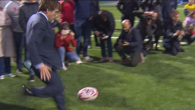 Almeida 'se retira' del fútbol tras protagonizar otro balonazo, esta vez a un fotógrafo