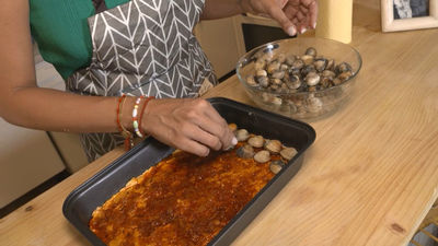 No has visto una empanada como esta... ¡rellena de berberechos con concha!