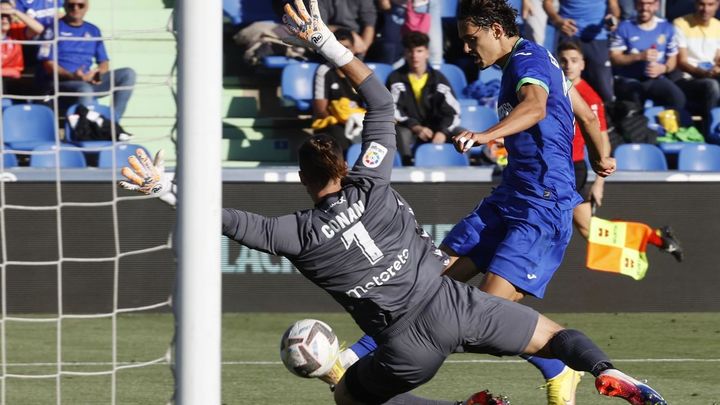El delantero turco del Getafe Enes Ünal trata de batir al portero argentino del Cádiz Jeremías Ledesma / EFE