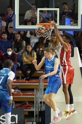 El pívot estadounidense del Manresa Marcus Lee machaca el aro ante el alero letón del Fuenlabrada Rodijs Macoha / EFE