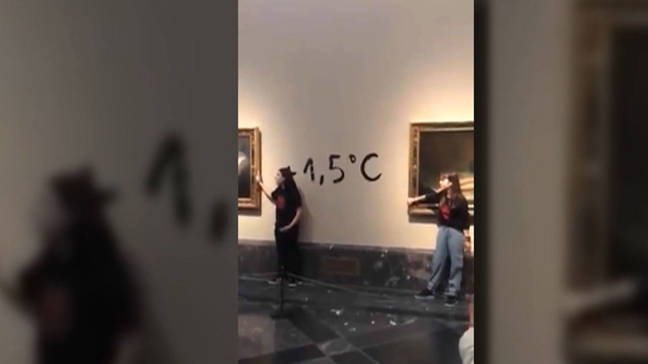 Dos activistas ambientales pegan sus manos a 'Las Majas' de Goya en el Museo del Prado