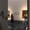 Dos activistas ambientales pegan sus manos a 'Las Majas' de Goya en el Museo del Prado