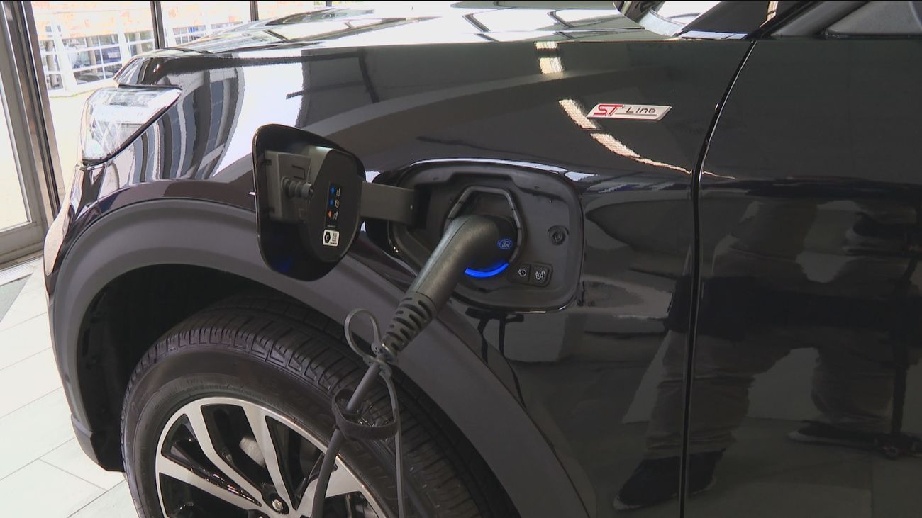 Dudas, precio y sin posibilidad de cargarlo: el coche eléctrico no despega en España