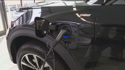 Dudas, precio y sin posibilidad de cargarlo: el coche eléctrico no despega en España