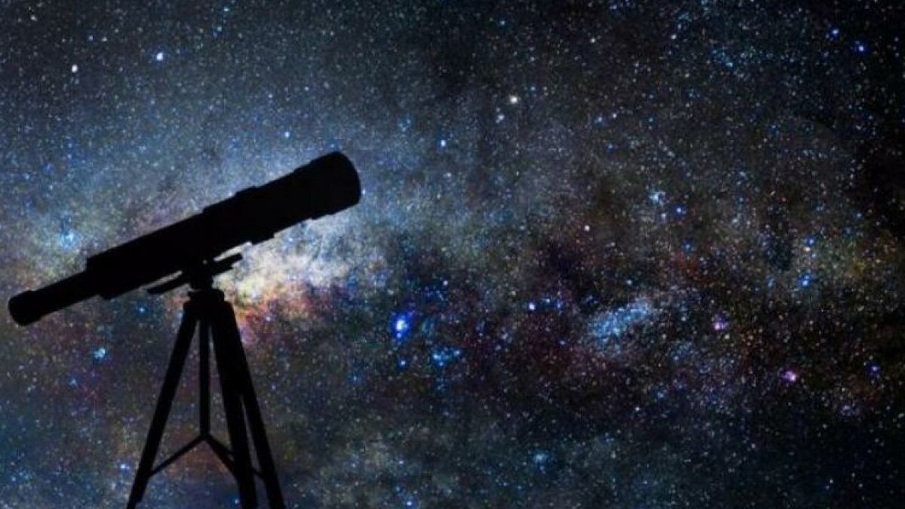 Observación del cielo con telescopios
