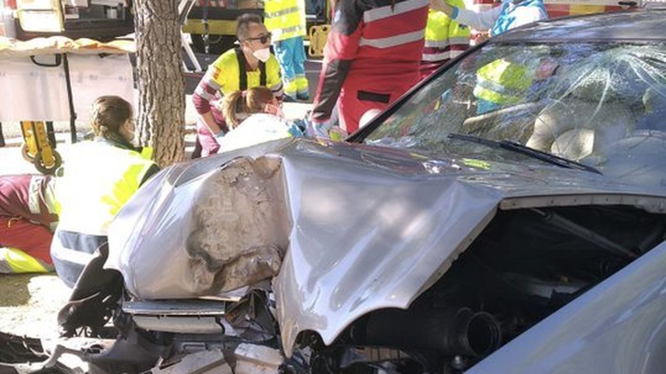 Grave accidente de tráfico en Pozuelo de Alarcón al colisionar un turismo contra un árbol