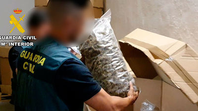 La Guardia Civil incauta 32 toneladas de marihuana  almacenados en varias ciudades de España
