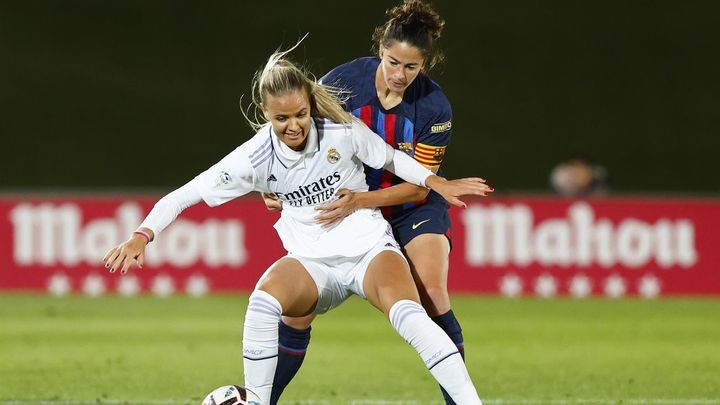 La delantera danesa del Real Madrid Caroline Møller disputa el balón ante la defensa del Barça Marta Torrejón / EFE