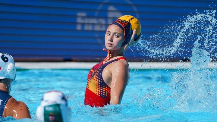 La jugadora de la selección española Elena Ruiz durante la final de la Superliga Mundial de Waterpolo femenino / EFE