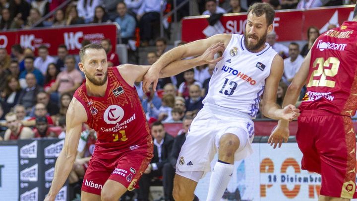 El escolta del Casademont Zaragoza Marcel Ponitka ante Sergio Rodríguez, del Real Madrid / EFE