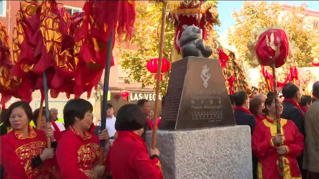 Un oso panda, el nuevo emblema del barrio de Usera