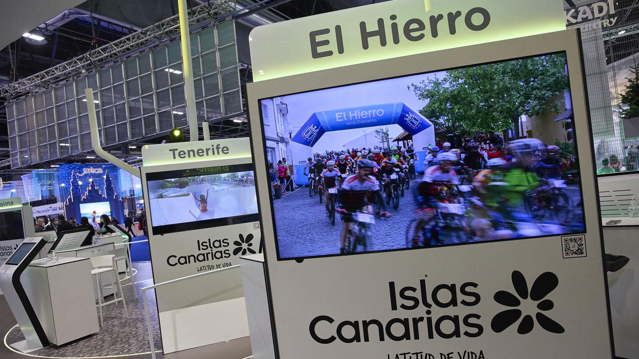 Pantallas muestran imágenes de las Islas Canarias en el estand de las Islas Canarias durante el segundo día de la 42ª edición de la Feria Internacional del Turismo, Fitur 2022