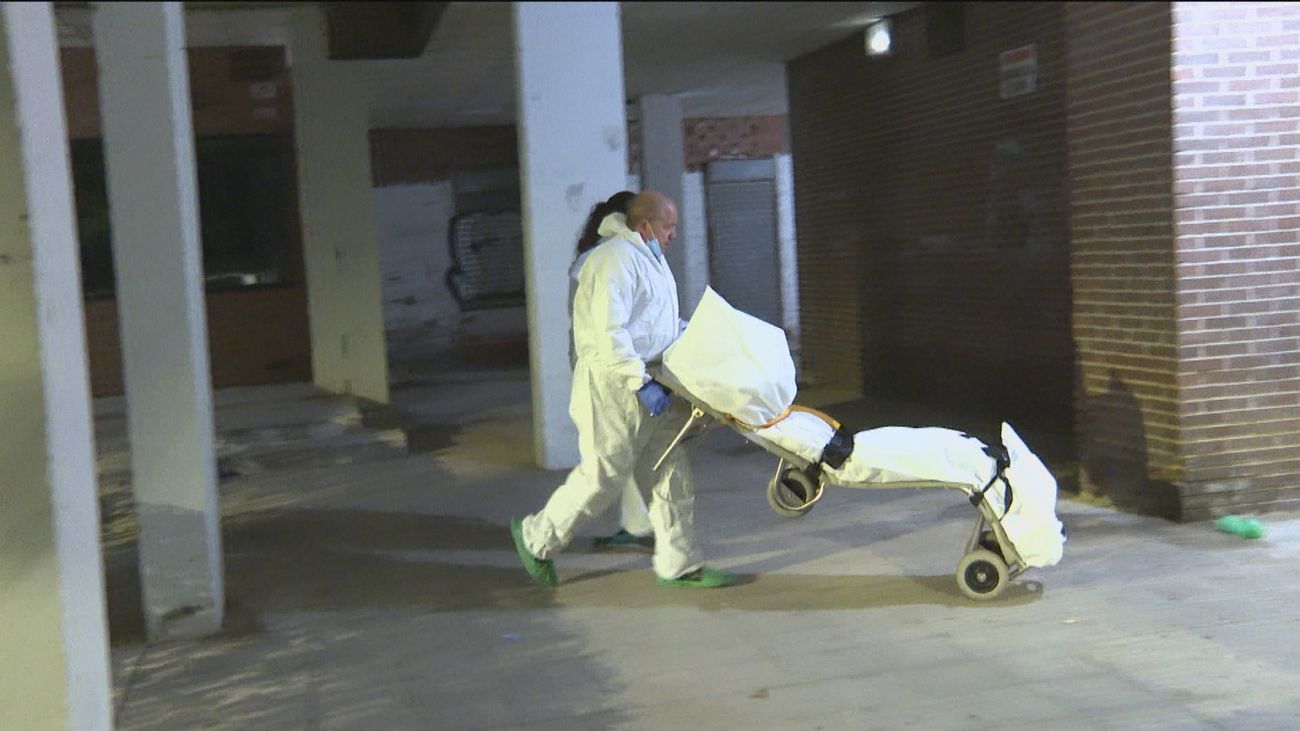 Los vecinos de Móstoles conmocionados por el doble asesinato de una mujer y su hija de 6 años