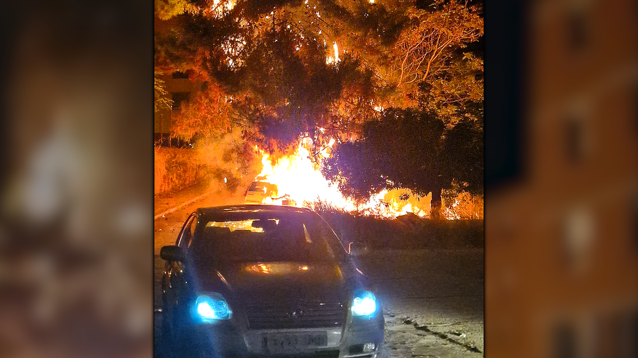 Un incendio de pastos, presuntamente provocado, llega a calcinar un vehículo en Carabanchel