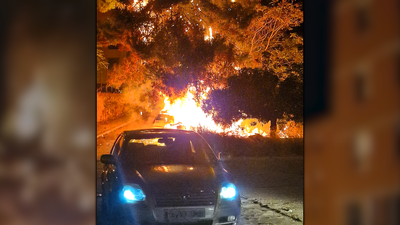 Un incendio de pastos, presuntamente provocado, llega a calcinar un vehículo en Carabanchel