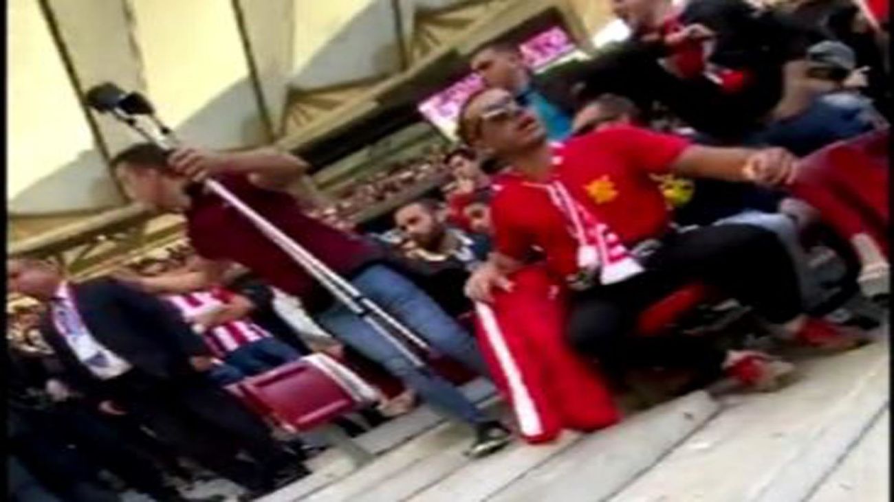 Un Policía obra un 'milagro' y consigue que un hombre ya no necesite las muletas en el Metropolitano