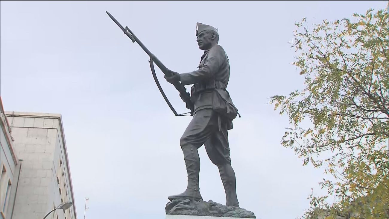 Martínez-Almeida inaugura la estatua al Legionario en la calle Vitrubio